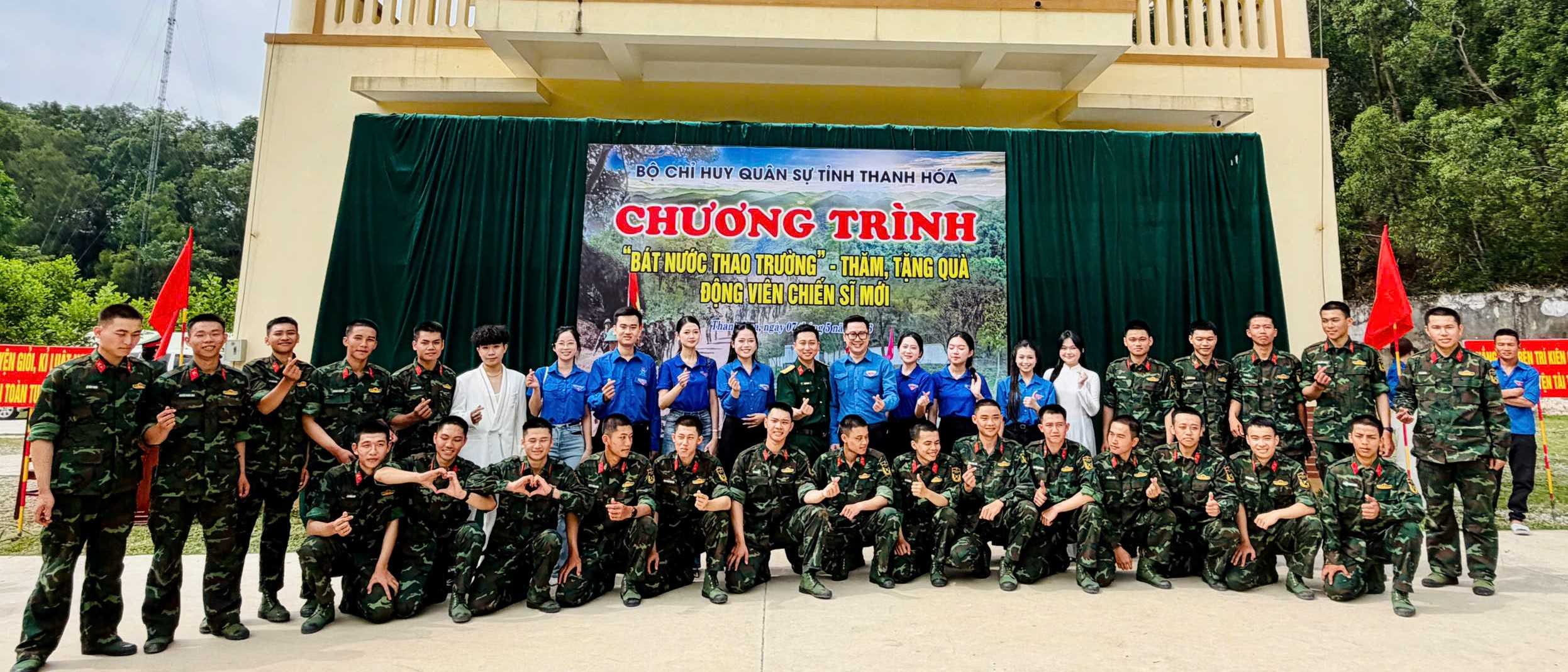 Tuổi trẻ Trường Đại học Hồng Đức tham gia chương trình “Bát nước thao trường” động viên chiến sĩ mới